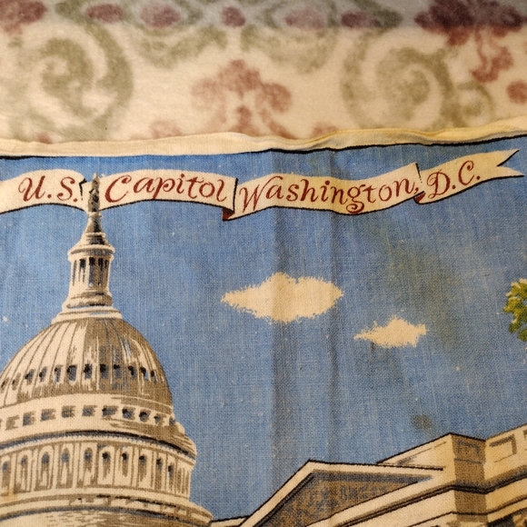 Vintage U.S. Capitol Building Souvenir Ashtray And Small Towel. Has Wear Stains. - Picture 4 of 7
